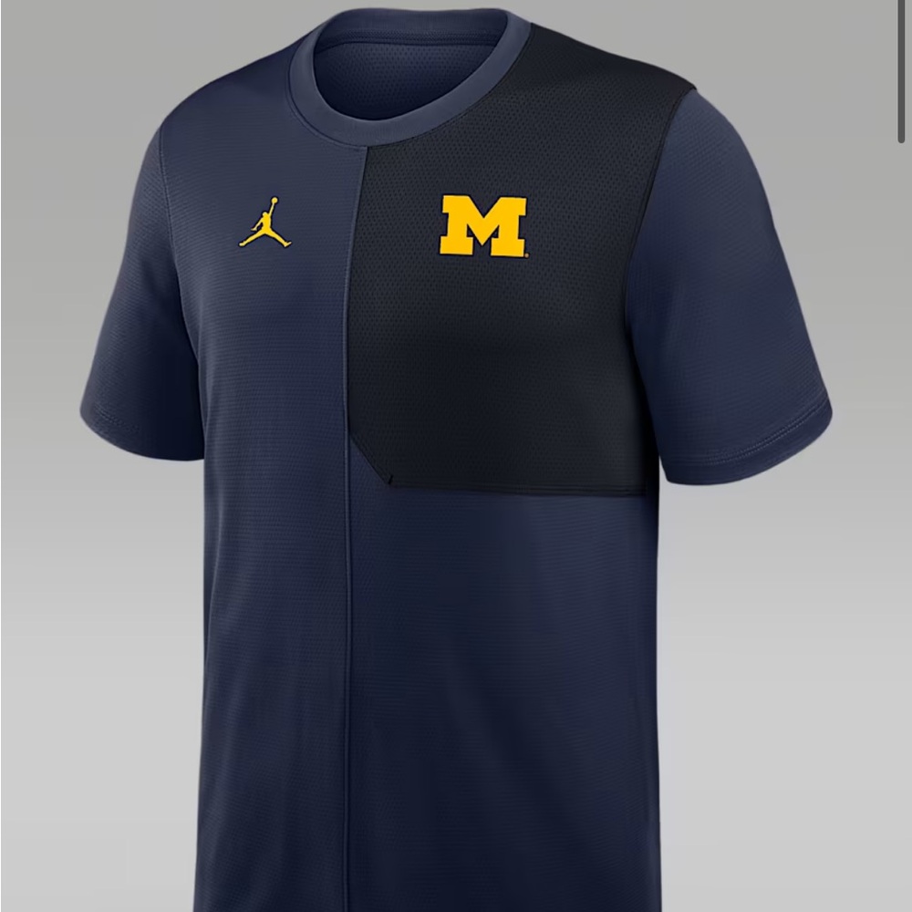 Jordan Men's Navy and Black Tee with Gold Accents